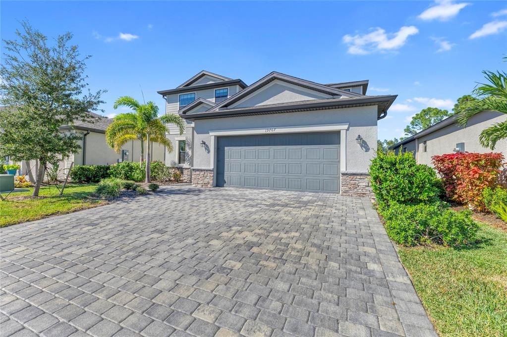 For Sale: $570,000 (4 beds, 3 baths, 2611 Square Feet)