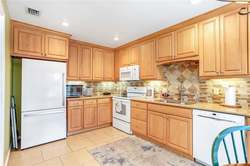 Activo con contrato: $340,000 (3 camas, 2 baños, 1343 Pies cuadrados)