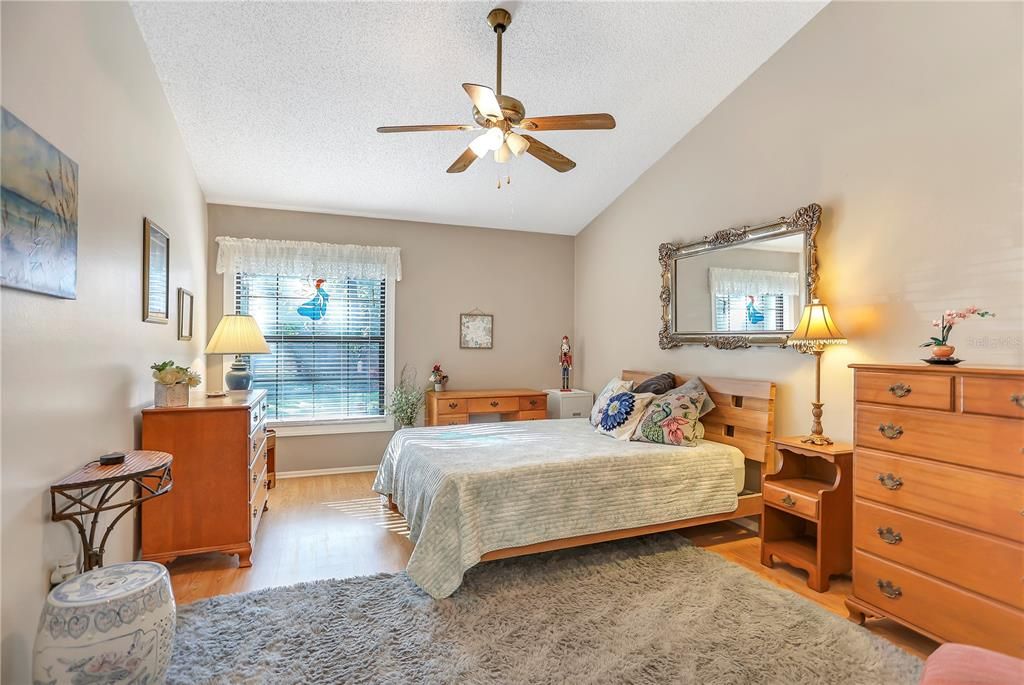 Activo con contrato: $340,000 (3 camas, 2 baños, 1343 Pies cuadrados)