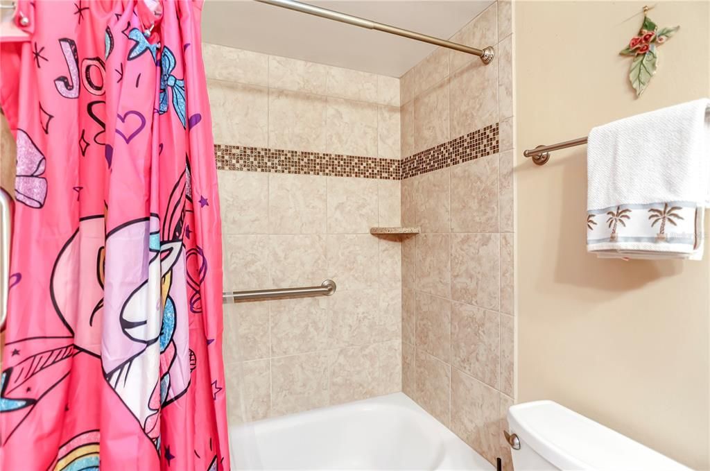 Activo con contrato: $340,000 (3 camas, 2 baños, 1343 Pies cuadrados)