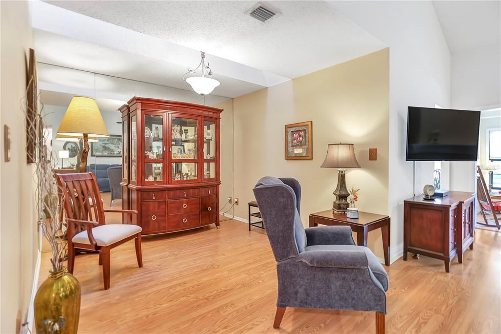 Activo con contrato: $340,000 (3 camas, 2 baños, 1343 Pies cuadrados)