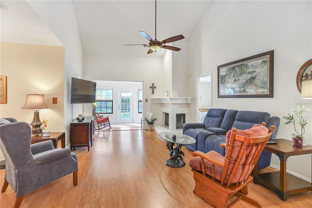 Activo con contrato: $340,000 (3 camas, 2 baños, 1343 Pies cuadrados)