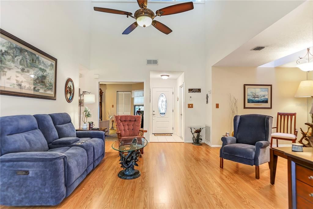 Activo con contrato: $340,000 (3 camas, 2 baños, 1343 Pies cuadrados)