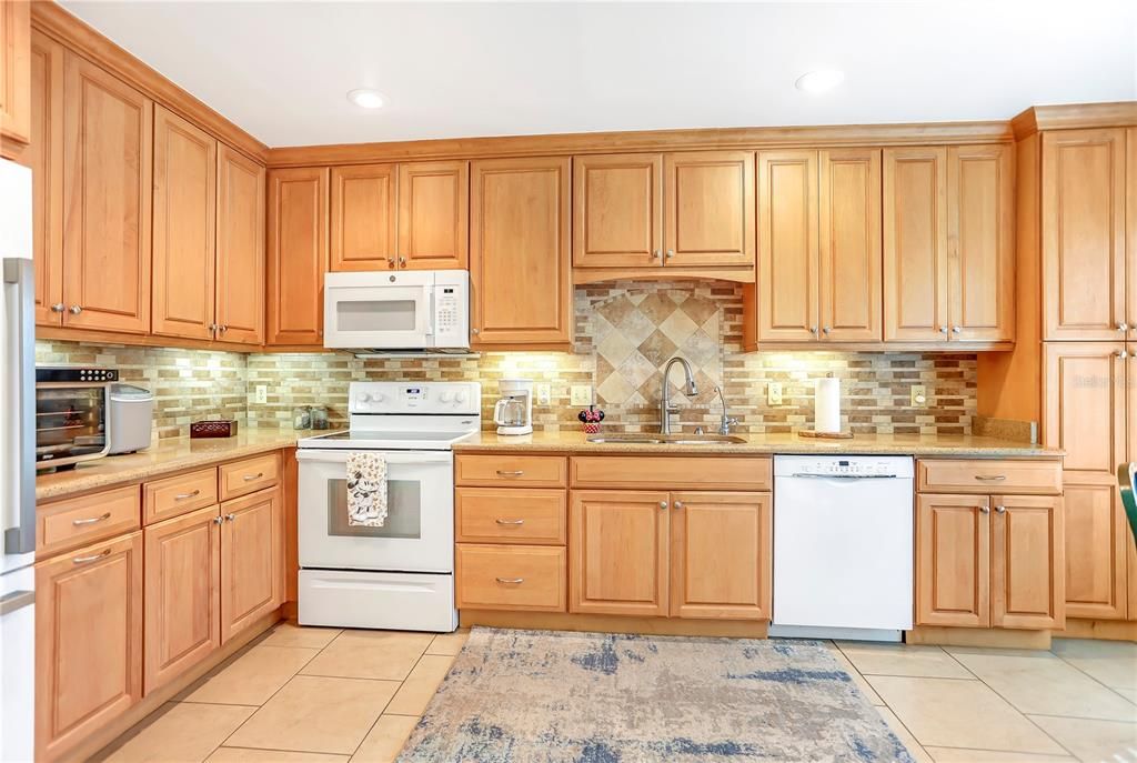 Activo con contrato: $340,000 (3 camas, 2 baños, 1343 Pies cuadrados)