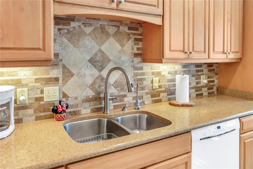 Activo con contrato: $340,000 (3 camas, 2 baños, 1343 Pies cuadrados)