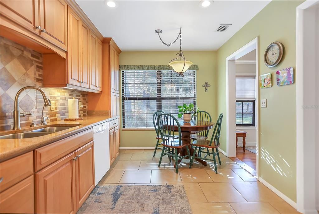 Activo con contrato: $340,000 (3 camas, 2 baños, 1343 Pies cuadrados)