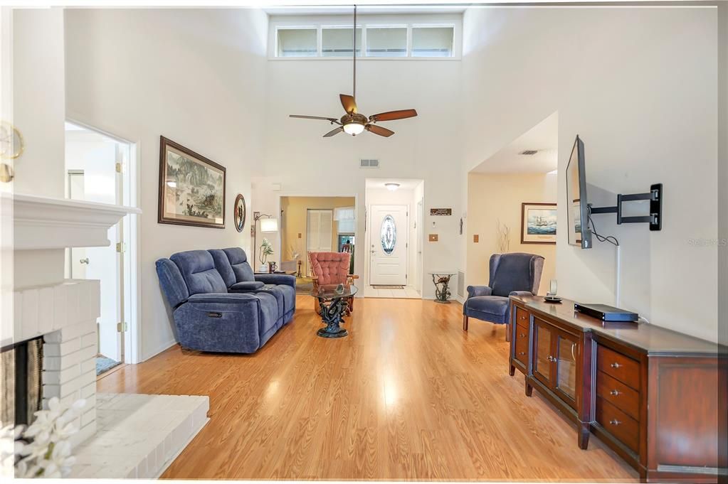 Activo con contrato: $340,000 (3 camas, 2 baños, 1343 Pies cuadrados)