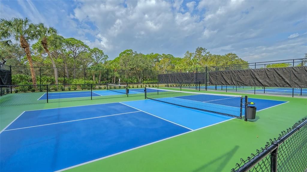 Activo con contrato: $1,495,000 (4 camas, 3 baños, 3851 Pies cuadrados)