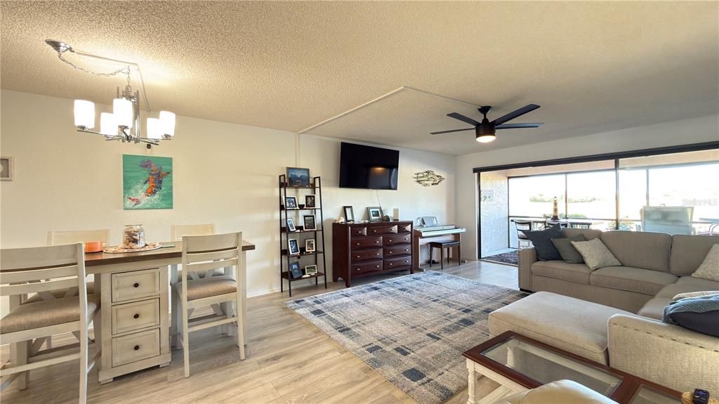 待售: $275,000 (2 贝兹, 2 浴室, 1347 平方英尺)