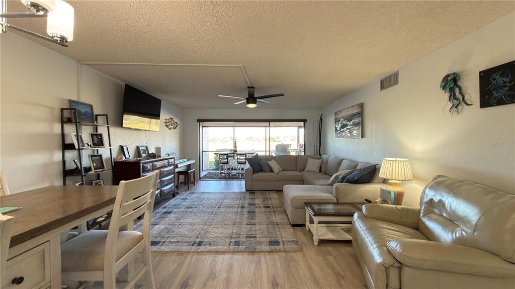 待售: $275,000 (2 贝兹, 2 浴室, 1347 平方英尺)