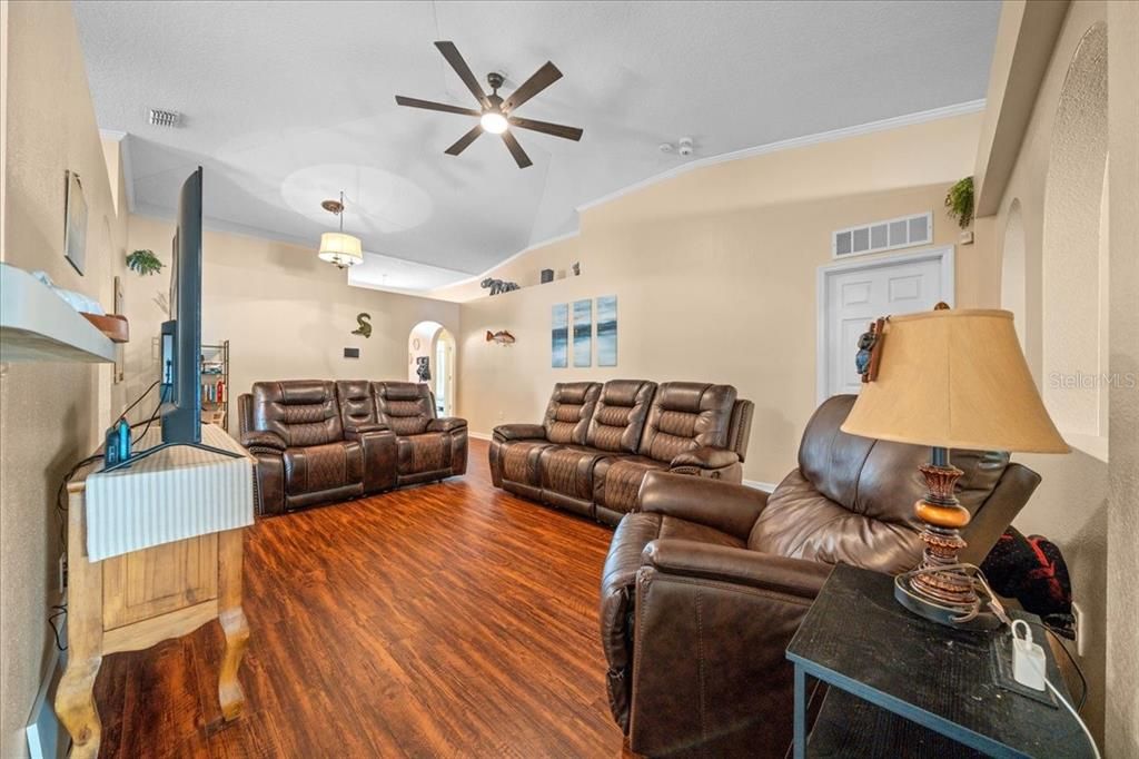 На продажу: $308,100 (3 спален, 2 ванн, 1874 Квадратных фут)