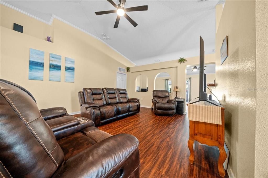 На продажу: $308,100 (3 спален, 2 ванн, 1874 Квадратных фут)