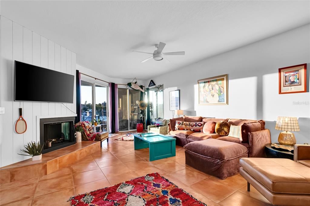 На продажу: $899,000 (2 спален, 2 ванн, 1580 Квадратных фут)