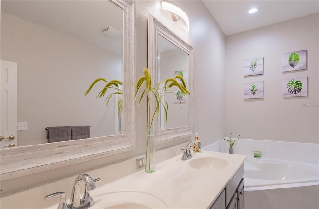 Active With Contract: $410,000 (2 beds, 2 baths, 1657 Square Feet)