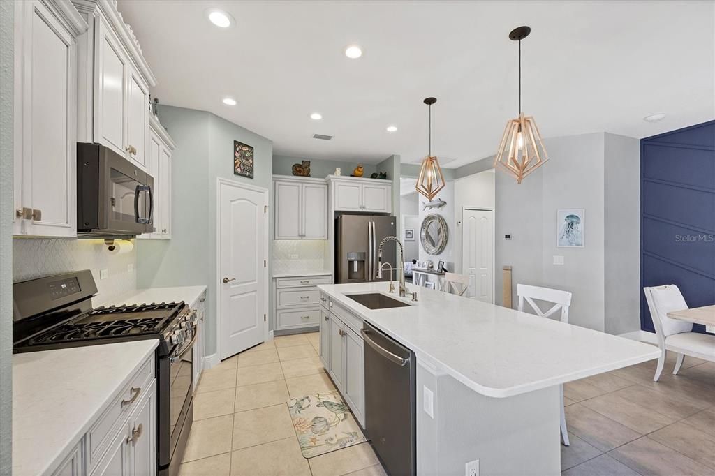 Active With Contract: $434,950 (2 beds, 2 baths, 1617 Square Feet)