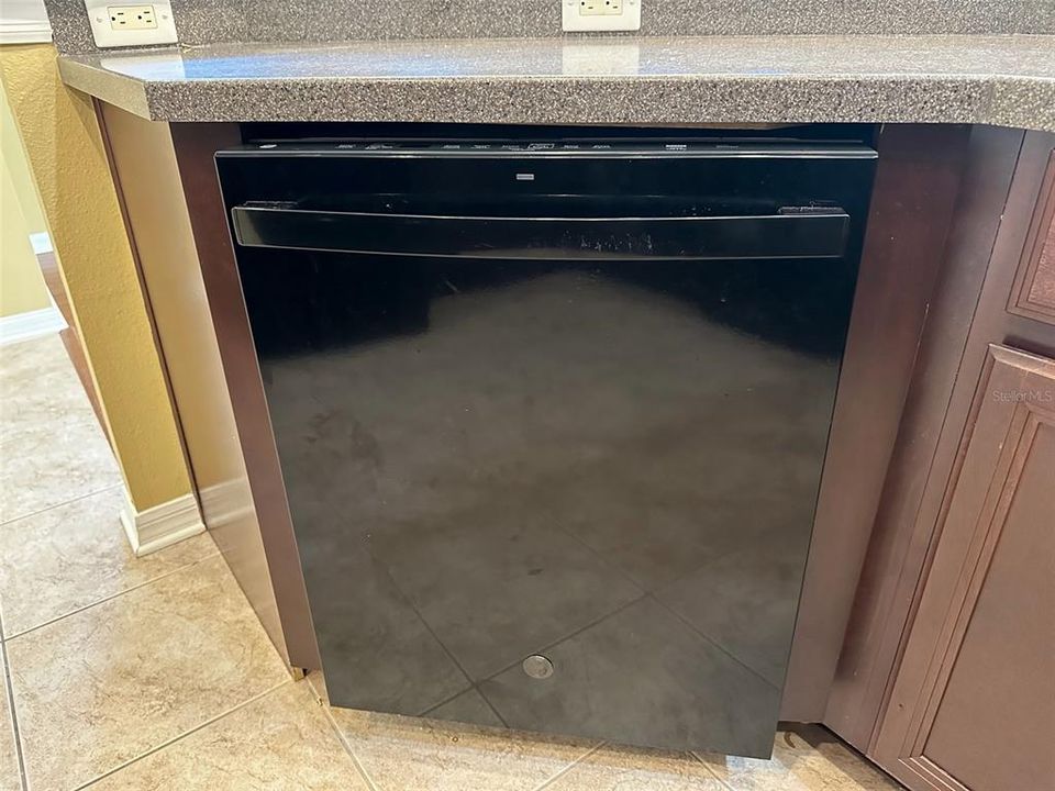 For Rent: $2,100 (3 beds, 2 baths, 1656 Square Feet)