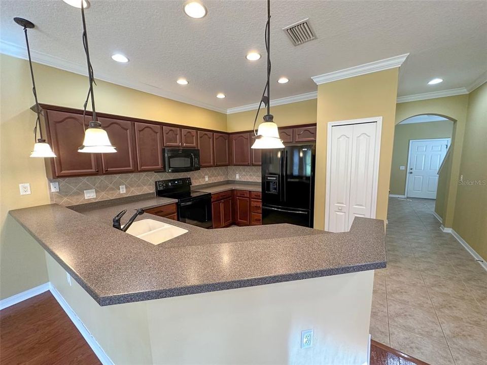 For Rent: $2,100 (3 beds, 2 baths, 1656 Square Feet)