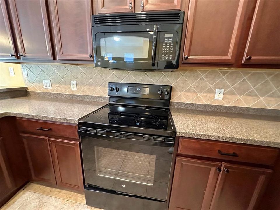 For Rent: $2,100 (3 beds, 2 baths, 1656 Square Feet)