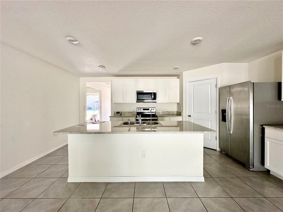 待售: $325,000 (4 贝兹, 2 浴室, 1768 平方英尺)