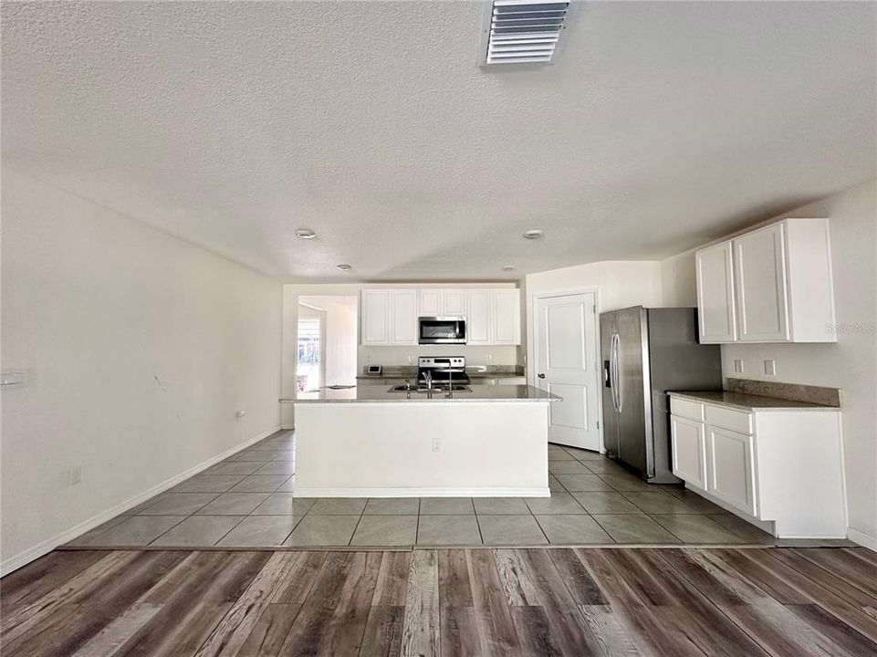 待售: $325,000 (4 贝兹, 2 浴室, 1768 平方英尺)