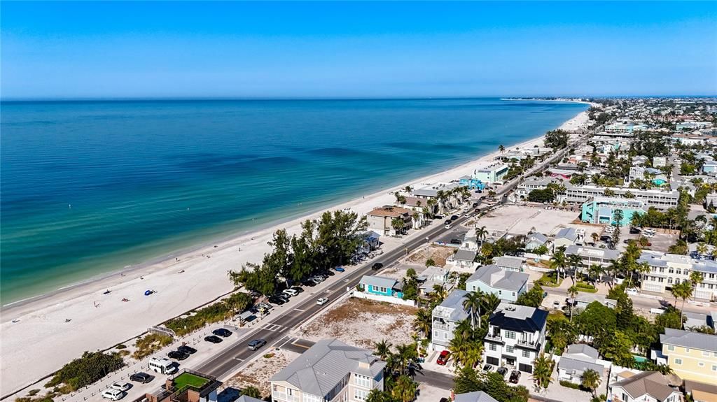 En Venta: $2,399,000 (0.23 acres)