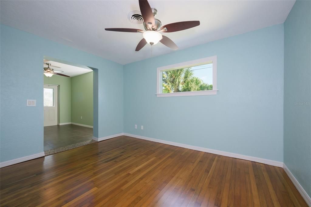 En Venta: $644,000 (4 camas, 3 baños, 2574 Pies cuadrados)