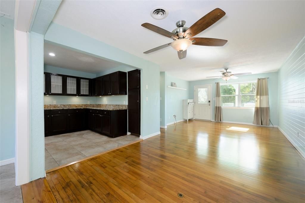 En Venta: $644,000 (4 camas, 3 baños, 2574 Pies cuadrados)