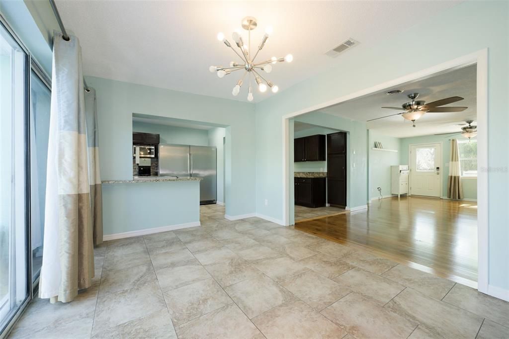 En Venta: $644,000 (4 camas, 3 baños, 2574 Pies cuadrados)