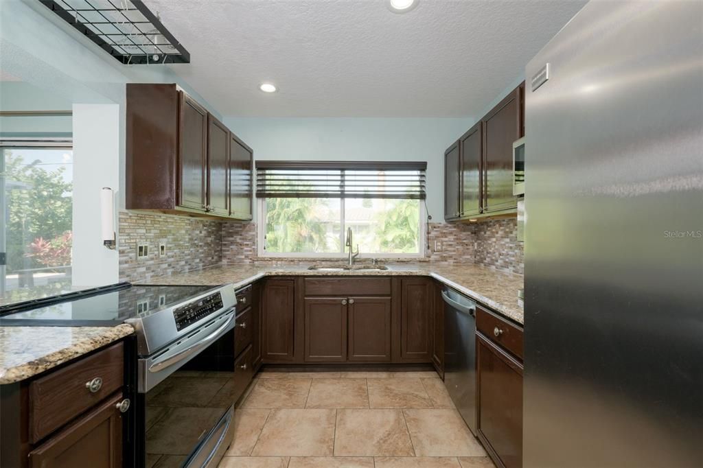 En Venta: $644,000 (4 camas, 3 baños, 2574 Pies cuadrados)