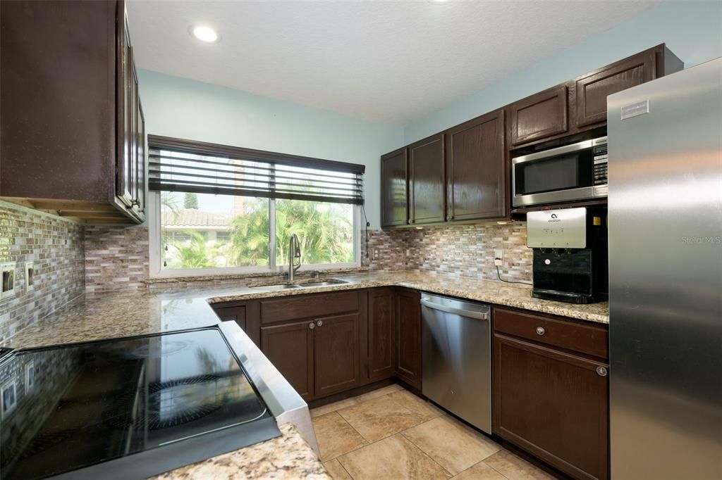 En Venta: $644,000 (4 camas, 3 baños, 2574 Pies cuadrados)