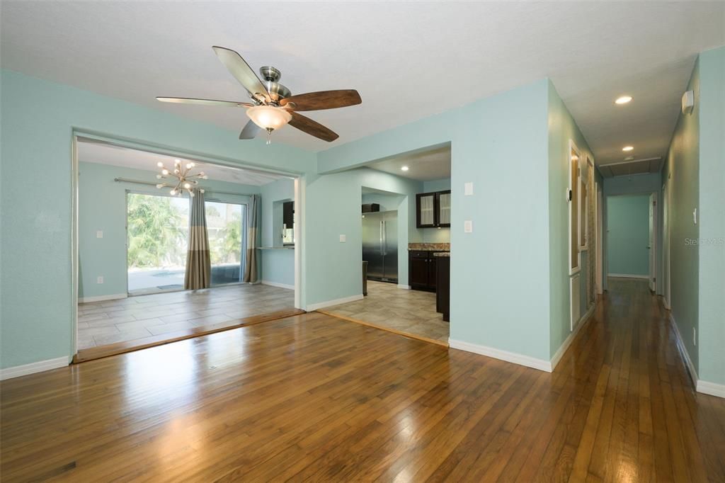 En Venta: $644,000 (4 camas, 3 baños, 2574 Pies cuadrados)