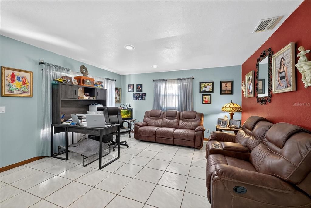 合同活跃: $499,900 (5 贝兹, 4 浴室, 1604 平方英尺)