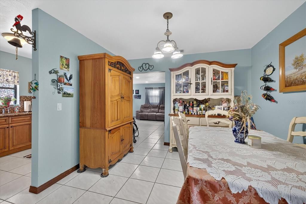 合同活跃: $499,900 (5 贝兹, 4 浴室, 1604 平方英尺)