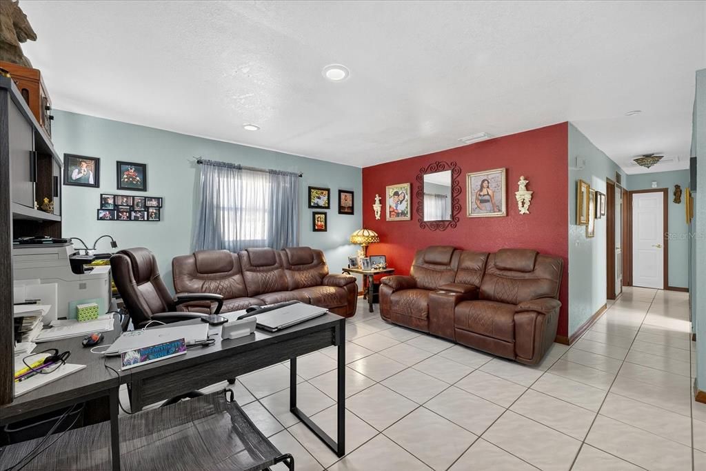 合同活跃: $499,900 (5 贝兹, 4 浴室, 1604 平方英尺)