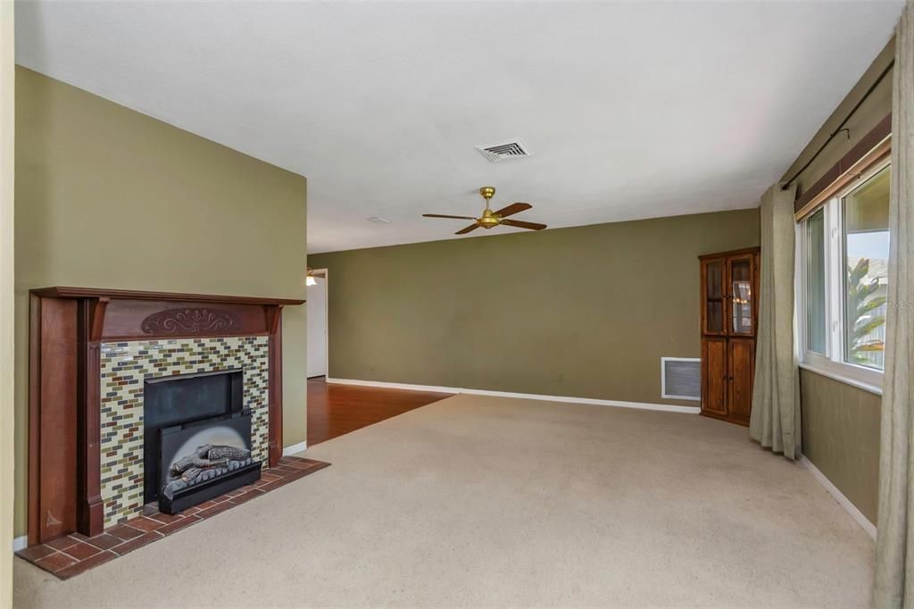 合同活跃: $440,000 (3 贝兹, 2 浴室, 1608 平方英尺)