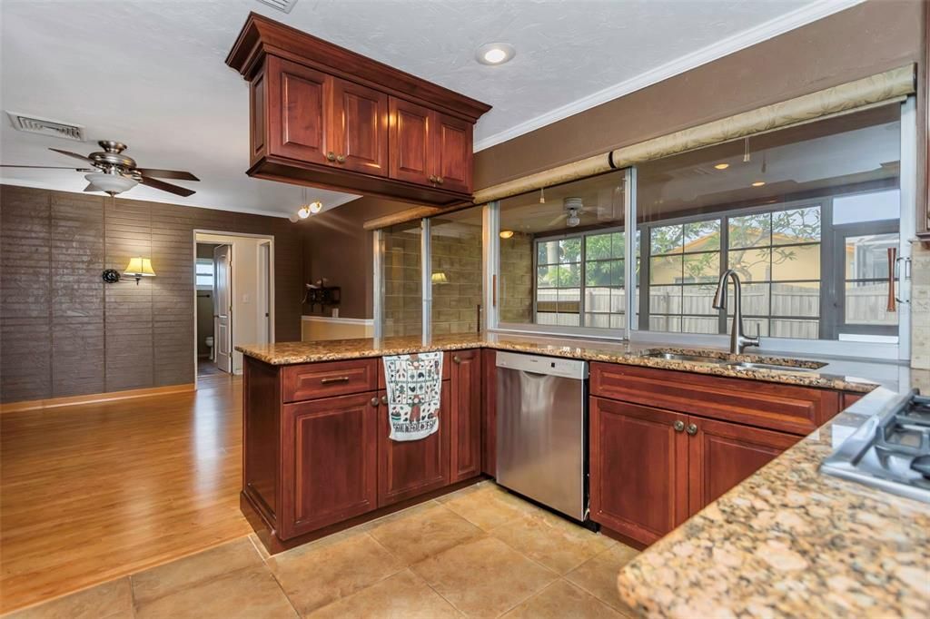 合同活跃: $440,000 (3 贝兹, 2 浴室, 1608 平方英尺)