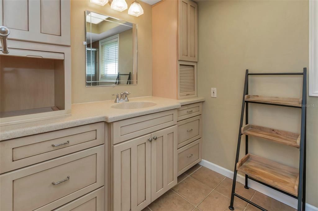 合同活跃: $440,000 (3 贝兹, 2 浴室, 1608 平方英尺)