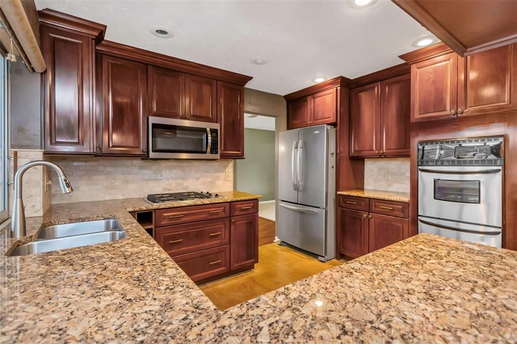 合同活跃: $440,000 (3 贝兹, 2 浴室, 1608 平方英尺)