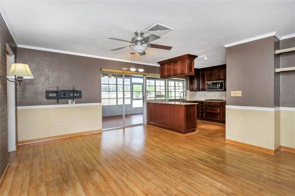 合同活跃: $440,000 (3 贝兹, 2 浴室, 1608 平方英尺)