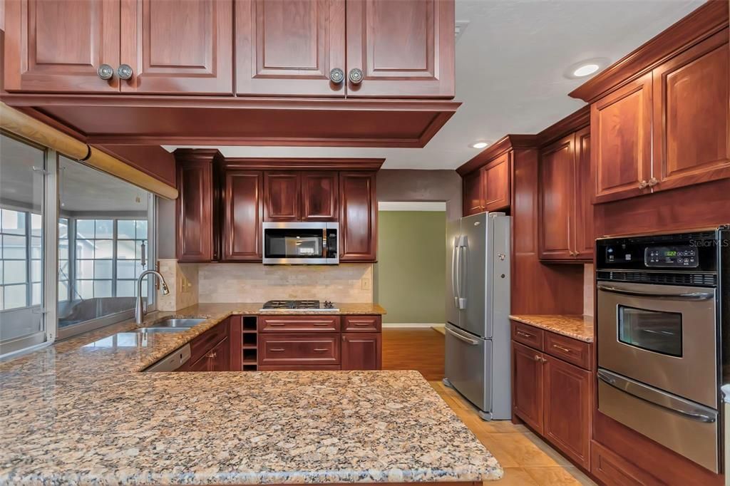 合同活跃: $440,000 (3 贝兹, 2 浴室, 1608 平方英尺)