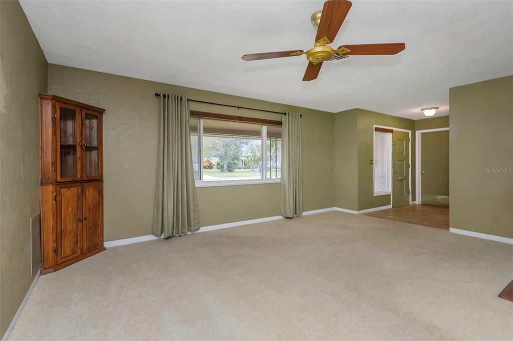 合同活跃: $440,000 (3 贝兹, 2 浴室, 1608 平方英尺)