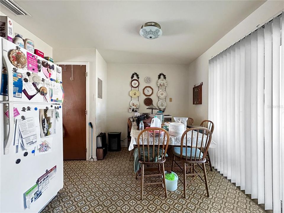 待售: $298,000 (4 贝兹, 0 浴室, 1560 平方英尺)