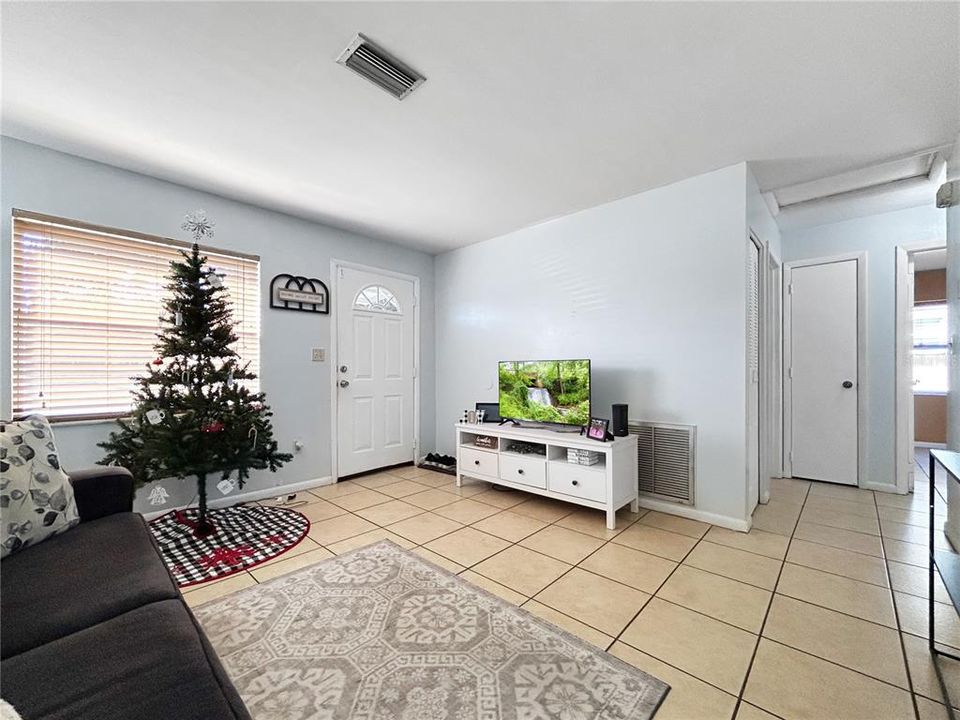 待售: $298,000 (4 贝兹, 0 浴室, 1560 平方英尺)