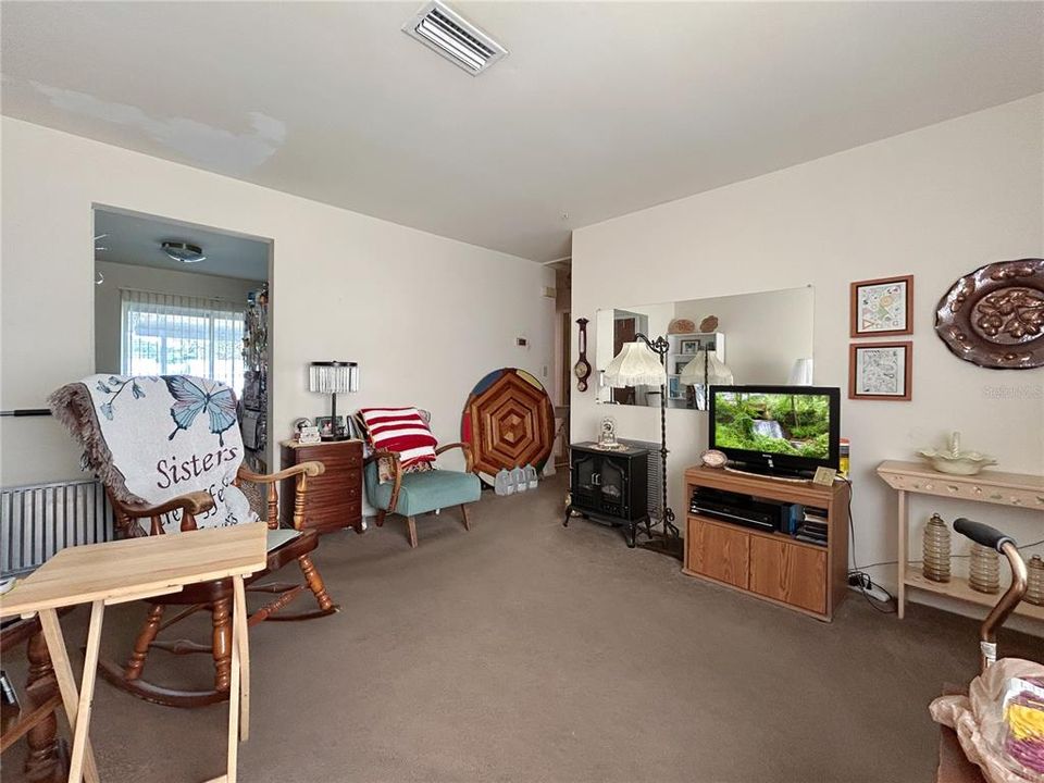 待售: $298,000 (4 贝兹, 0 浴室, 1560 平方英尺)