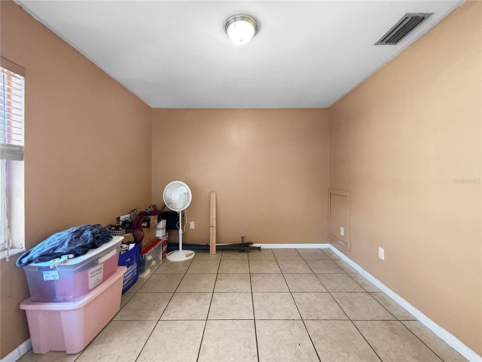 待售: $298,000 (4 贝兹, 0 浴室, 1560 平方英尺)