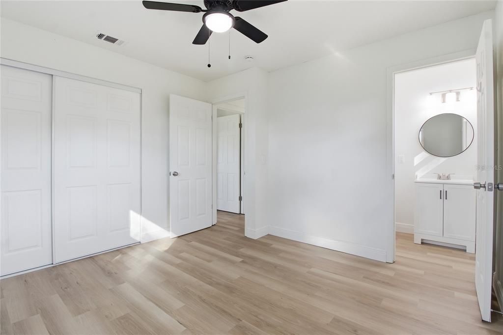 На продажу: $260,000 (4 спален, 2 ванн, 1300 Квадратных фут)