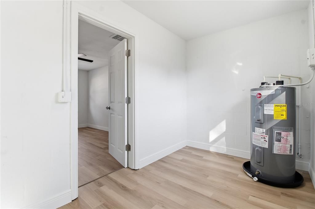 На продажу: $260,000 (4 спален, 2 ванн, 1300 Квадратных фут)