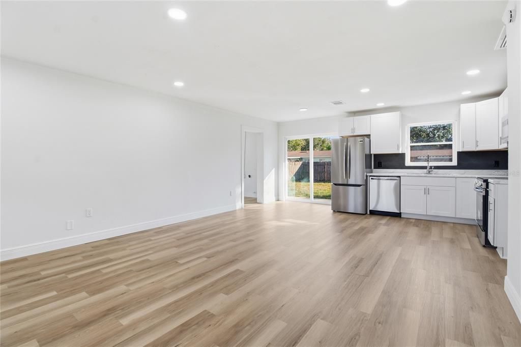 На продажу: $260,000 (4 спален, 2 ванн, 1300 Квадратных фут)