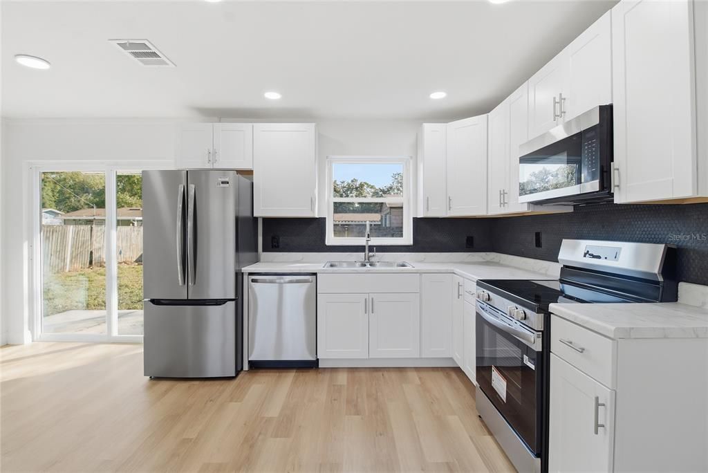 На продажу: $260,000 (4 спален, 2 ванн, 1300 Квадратных фут)