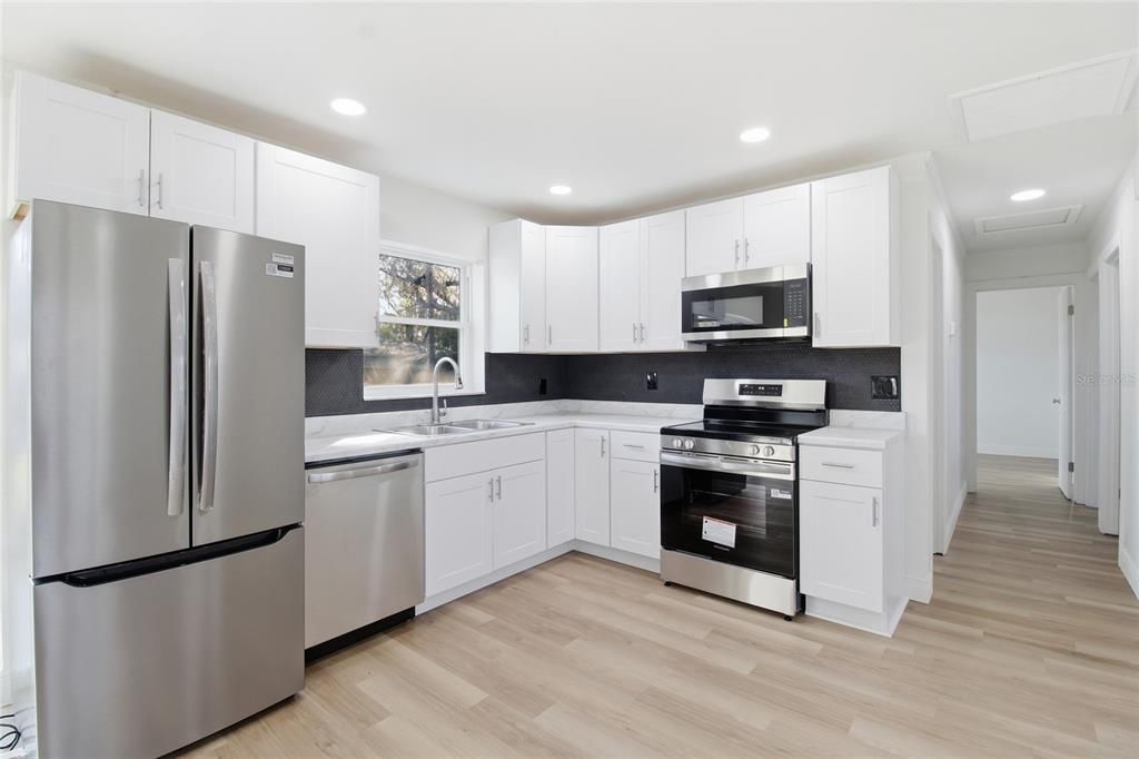 На продажу: $260,000 (4 спален, 2 ванн, 1300 Квадратных фут)